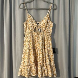 NWT Floral Sun Dress. LuLu’s size Medium. Cutout top tiered bottom.